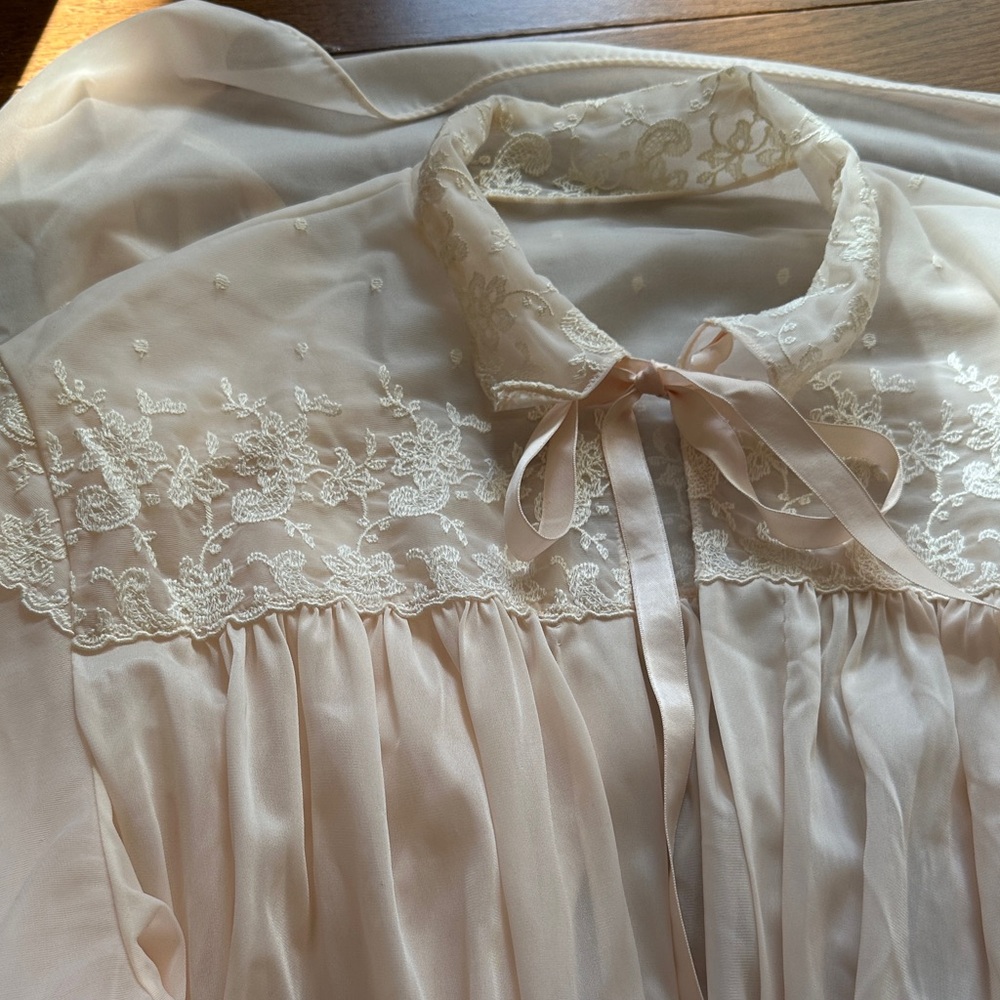 Elegant Sheer Lace Robe - Picture 2 of 6
